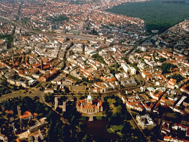 Luftbild das neue Rathaus von Hannover