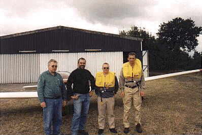 Karl-Heinz Witt, Wolfgang Schbel, Hans-Christoph Altmann und Jrn Ufer (von links) - vor dem Boarding